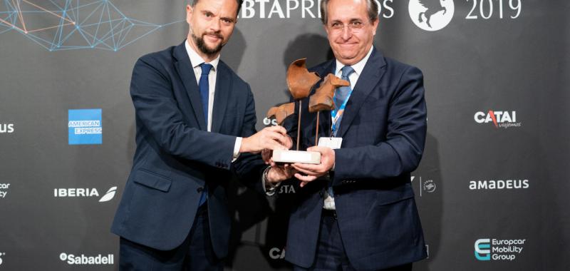 Premio GEBTA 2019 a la Trayectoria para Enaire, entregado por Ignacio González Espartosa, director nacional de Globalia Corporate Travel, y recogido por Ángel Luis Arias, director general de Enaire.